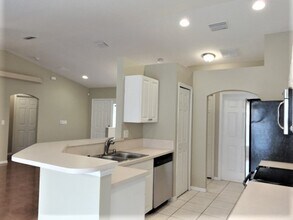 1074 SW Bianca Ave in Port St. Lucie, FL - Foto de edificio - Building Photo