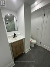 12 Kemano Rd in Aurora, ON - Building Photo - Building Photo