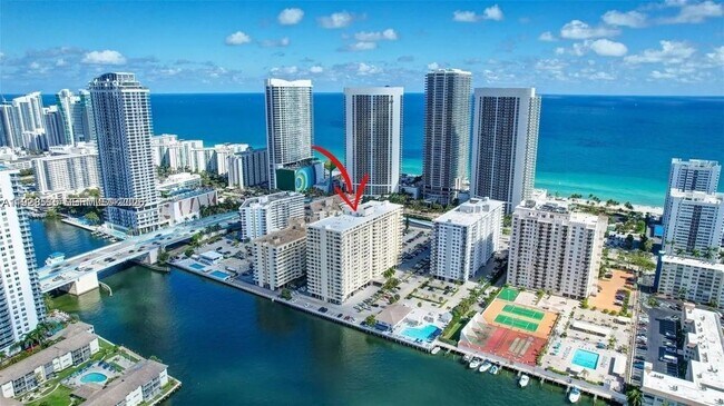 1833 S Ocean Dr in Hallandale Beach, FL - Building Photo - Building Photo