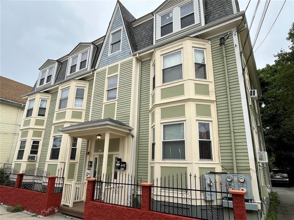 111 Tobey St in Providence, RI - Building Photo