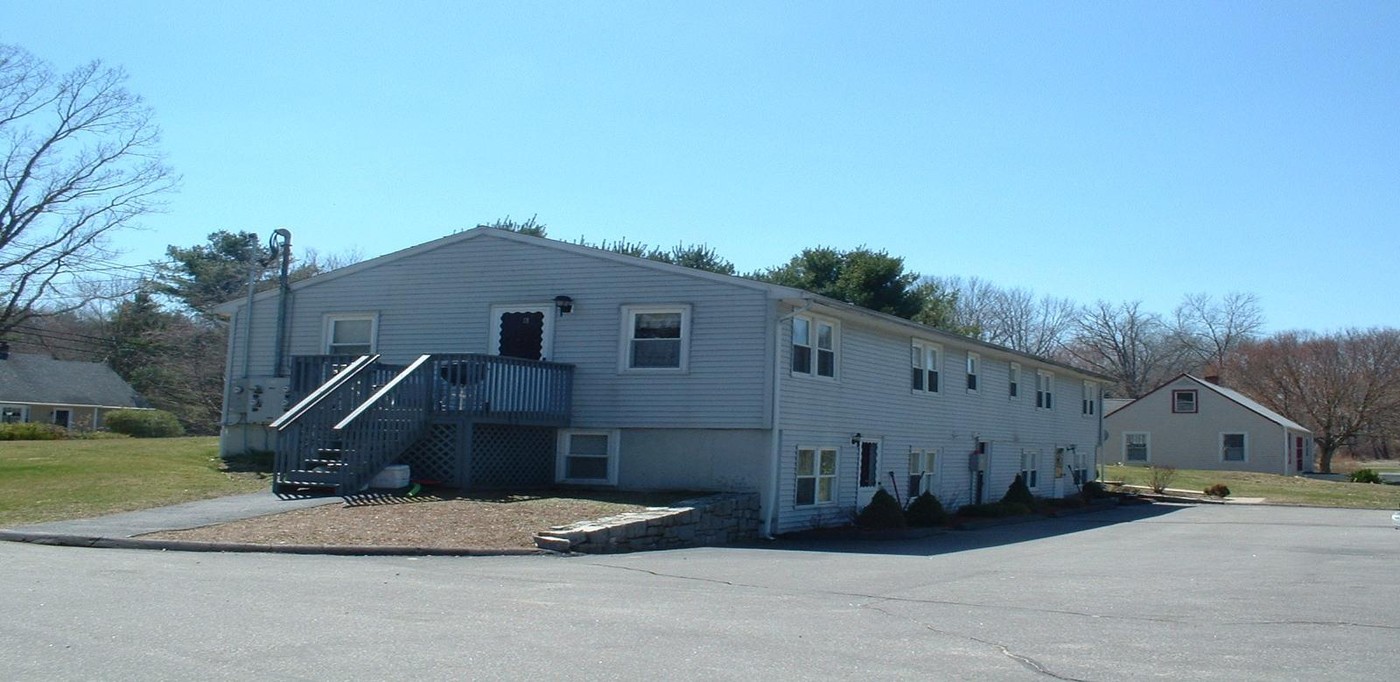 523 Moosup Pond Rd in Moosup, CT - Building Photo