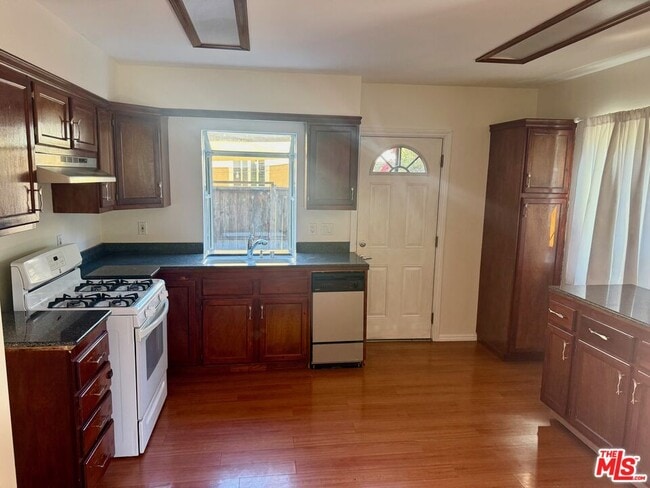 11705 Albers St in Los Angeles, CA - Building Photo - Building Photo