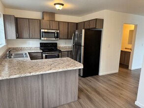 200 Cheryl Ln in Phoenix, OR - Building Photo - Building Photo