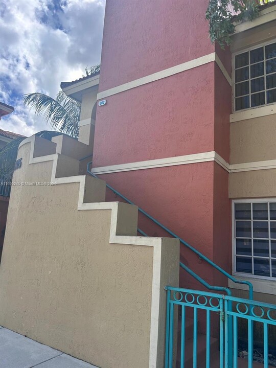 7205 NW 173rd Dr in Hialeah, FL - Foto de edificio