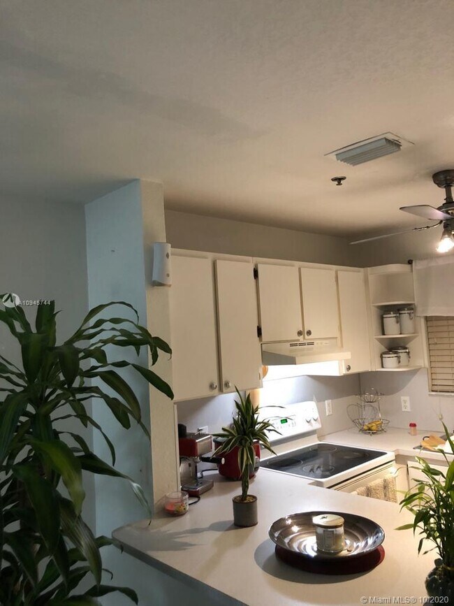37 W 11th St-Unit -203 in Hialeah, FL - Building Photo - Building Photo