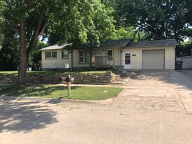 2011 Tecumseh Rd in Manhattan, KS - Building Photo