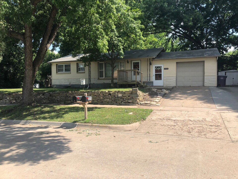 2011 Tecumseh Rd in Manhattan, KS - Building Photo