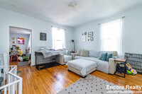 5 Munroe St, Unit 2 in Somerville, MA - Foto de edificio - Building Photo