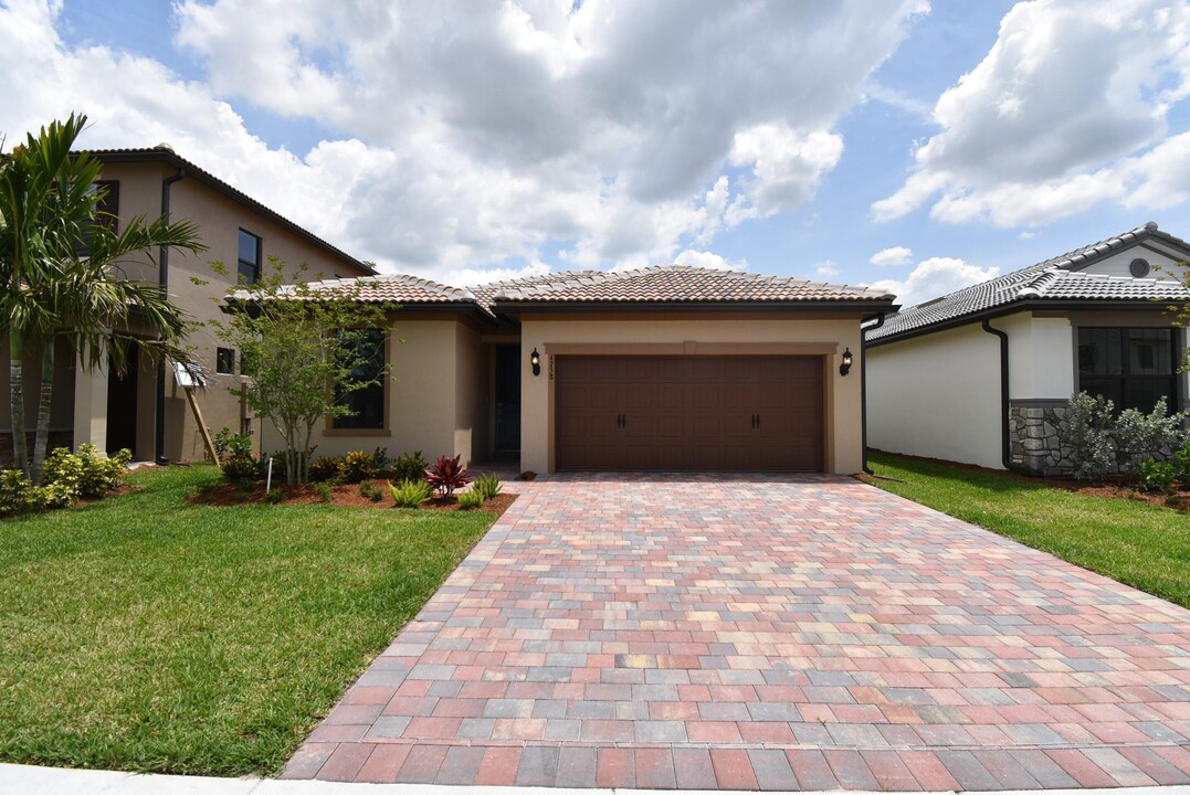 4758 Chantilly Rd in Wellington, FL - Building Photo