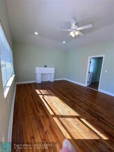 1655 Hayes St in Hollywood, FL - Foto de edificio - Building Photo