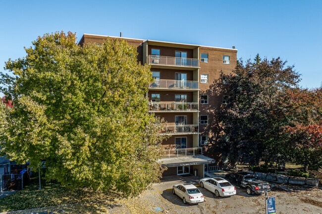 Manor House in London, ON - Building Photo - Building Photo