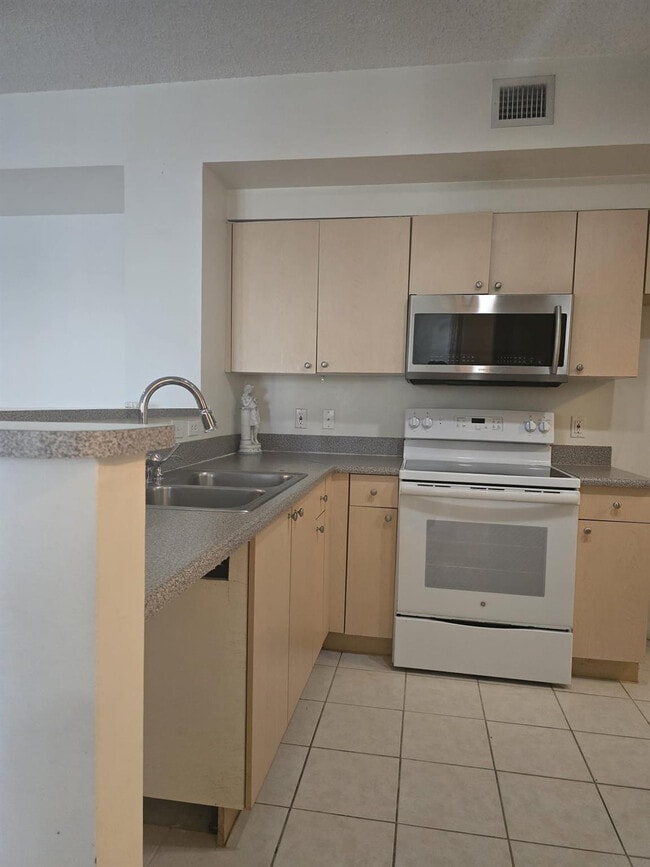 7970 N Nob Hill Rd in Tamarac, FL - Building Photo - Building Photo