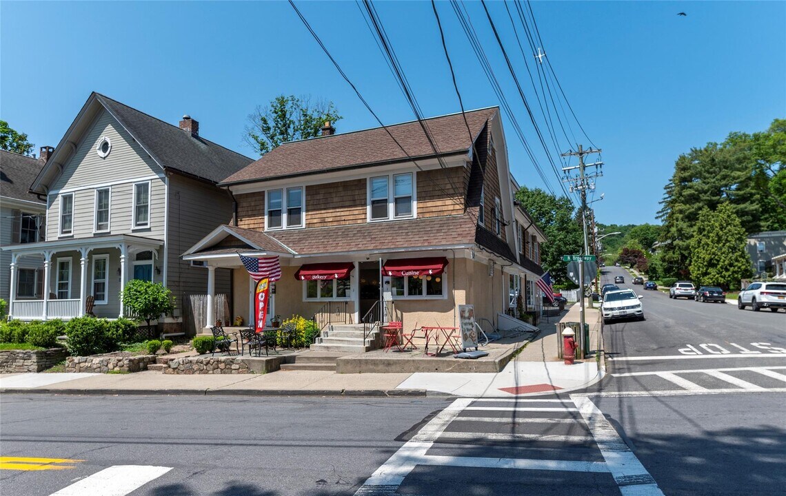 326 N Broadway in Nyack, NY - Building Photo