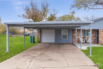 301 Kathleen Dr in Iowa Park, TX - Foto de edificio - Building Photo