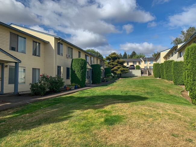 COLONIAL APARTMENTS in Salem, OR - Foto de edificio - Building Photo