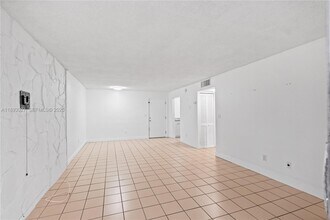 8501 NW 8th St in Miami, FL - Building Photo - Building Photo