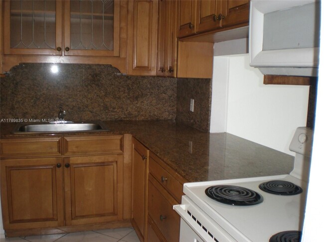 1460 NE 169th St in North Miami Beach, FL - Building Photo - Building Photo