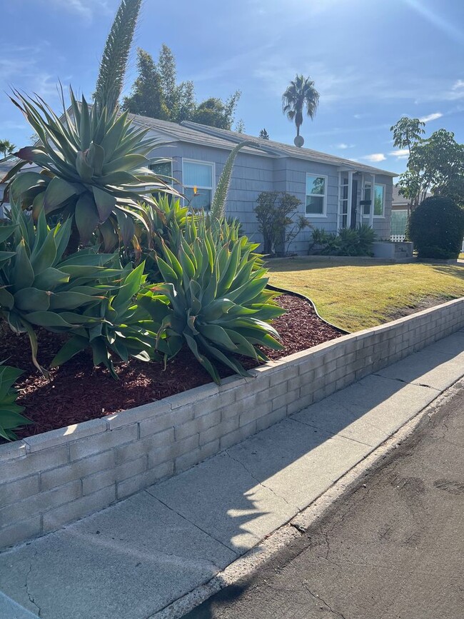 4285 Francis Way in La Mesa, CA - Foto de edificio - Building Photo