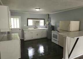 1326 Barry St in Oxford, AL - Building Photo