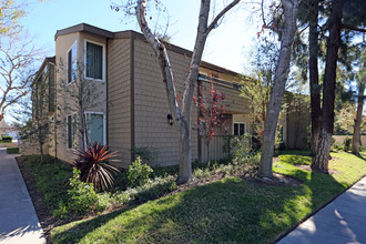 Park Meadows Apartments in Anaheim, CA - Foto de edificio - Building Photo