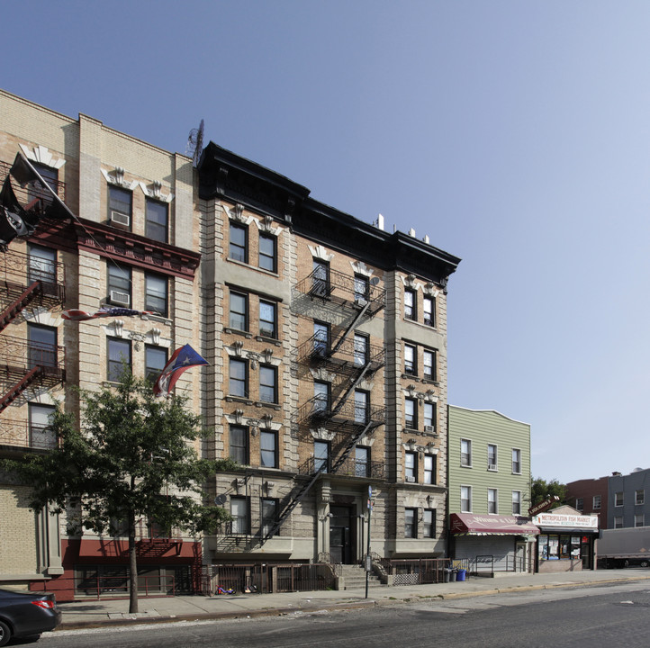 621 Metropolitan Ave in Brooklyn, NY - Building Photo