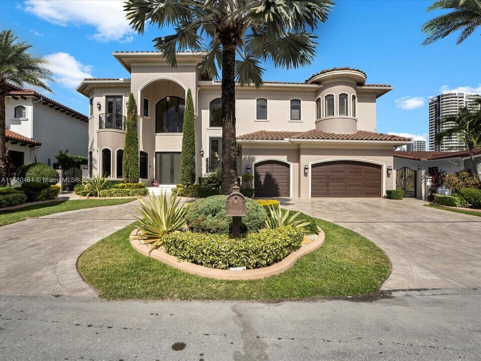 3301 NE 170th St in North Miami Beach, FL - Building Photo
