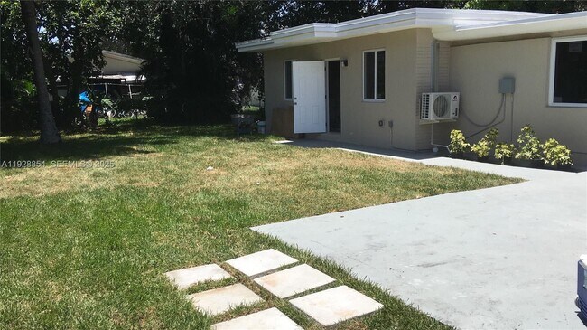 32 NE 169th St in North Miami Beach, FL - Building Photo - Building Photo