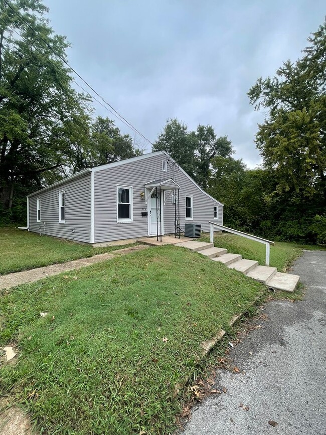 119 N St Charles St in Bowling Green, MO - Building Photo - Building Photo