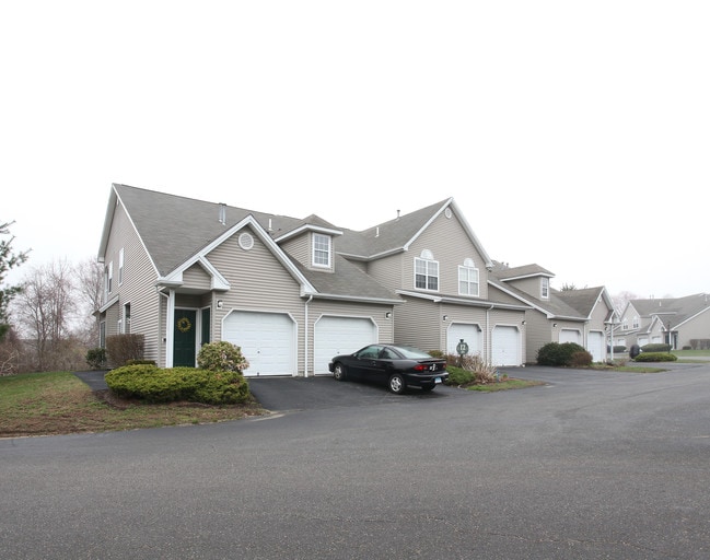 Country Place in Colchester, CT - Foto de edificio - Building Photo