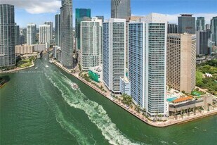 325 S Biscayne Blvd in Miami, FL - Building Photo