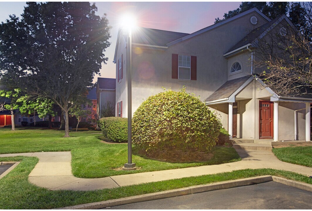 Royal Oaks and East Garden in Monmouth Junction, NJ - Building Photo