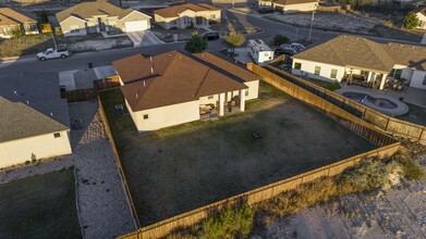 102 Sitting Bull Ln in Del Rio, TX - Building Photo - Building Photo