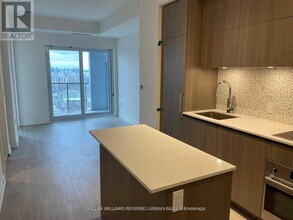 1 Yorkville Ave in Toronto, ON - Building Photo - Building Photo