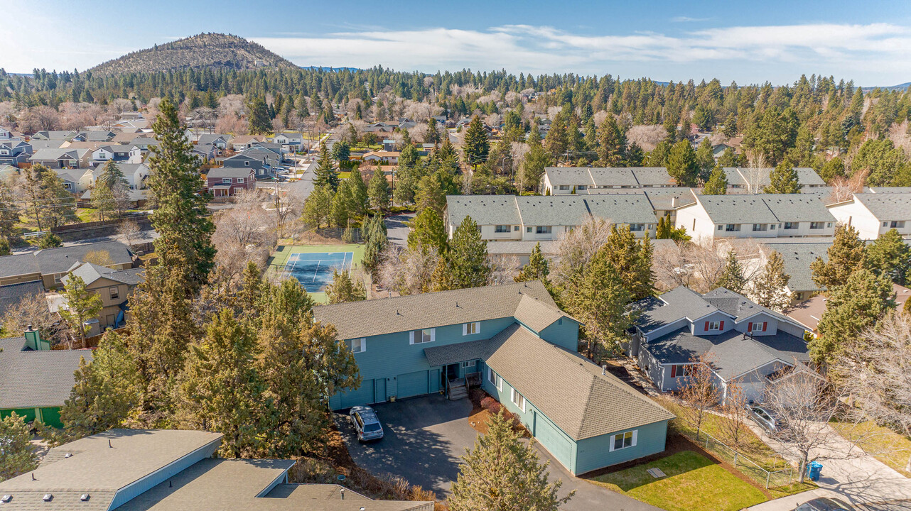 1073 NE Hidden Valley Dr in Bend, OR - Building Photo