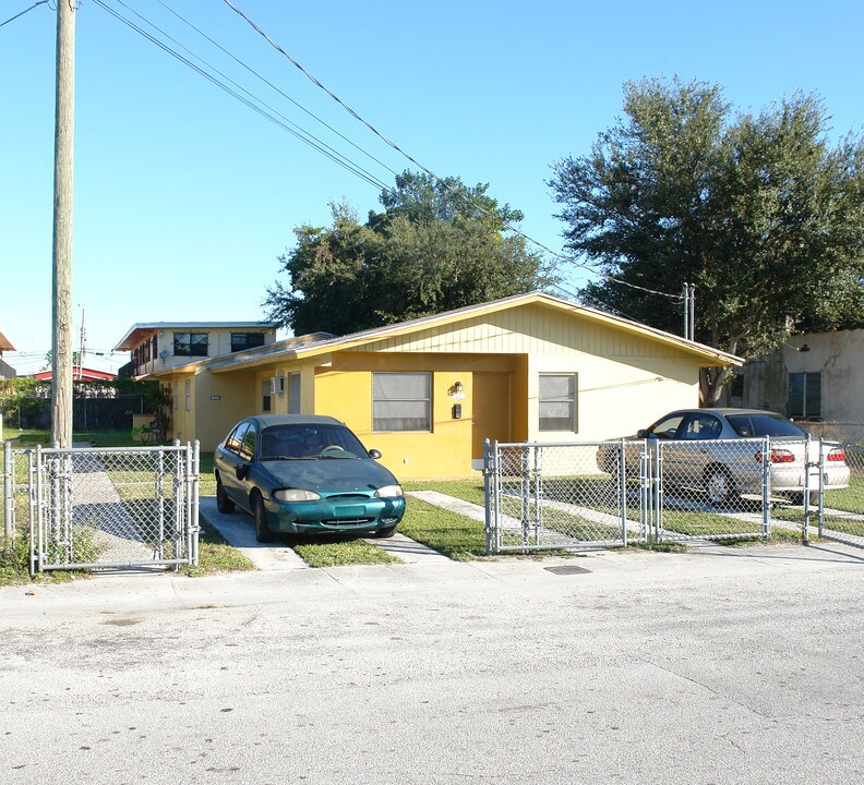 839-851 NW 69th St in Miami, FL - Building Photo