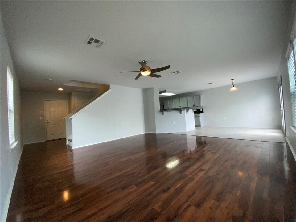 13205 Sea Biscuit Dr in Austin, TX - Foto de edificio