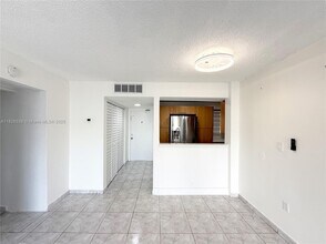 14165 SW 87th St in Miami, FL - Foto de edificio - Building Photo