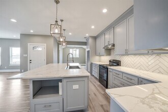 1025 Arizona Dr in Cleveland, TX - Building Photo - Building Photo