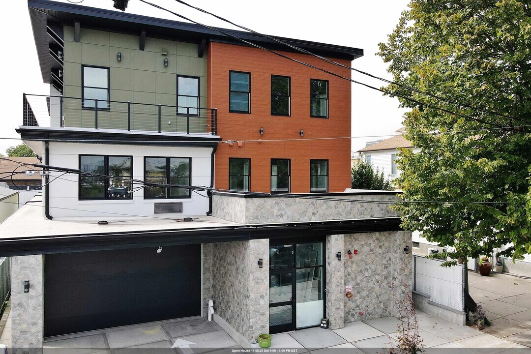 82-84 E 31ST St in Bayonne, NJ - Building Photo