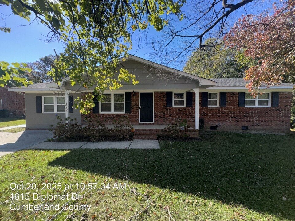1615 Diplomat Dr in Fayetteville, NC - Building Photo