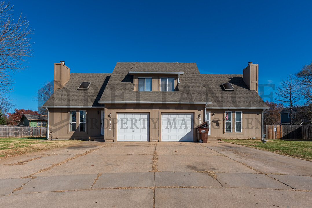 2122 S White Oak Cir in Wichita, KS - Building Photo