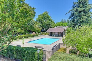 121 Luna Grande Cir in Sacramento, CA - Building Photo