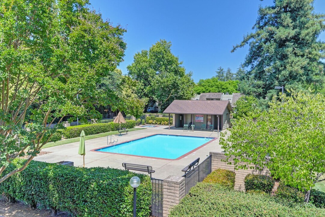 121 Luna Grande Cir in Sacramento, CA - Building Photo