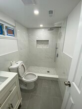 194 Roxbury Rd in Garden City, NY - Foto de edificio - Building Photo