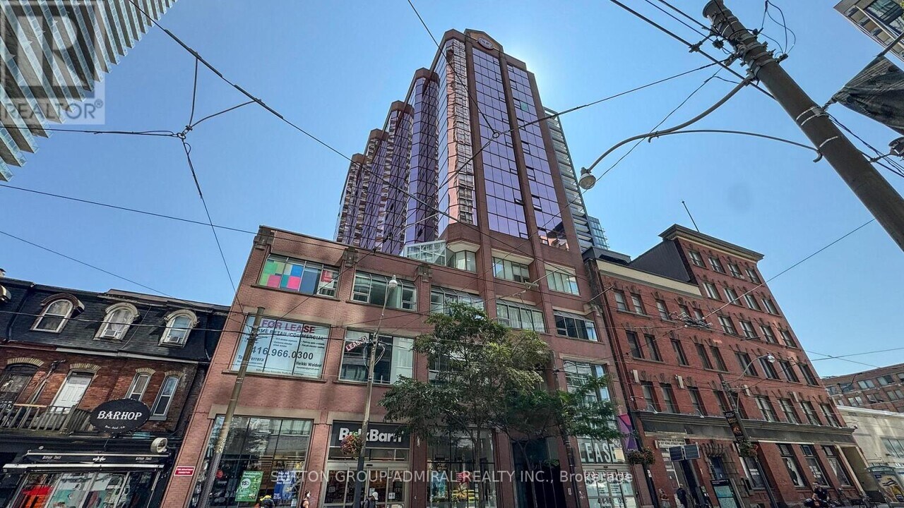 393 King St W in Toronto, ON - Building Photo