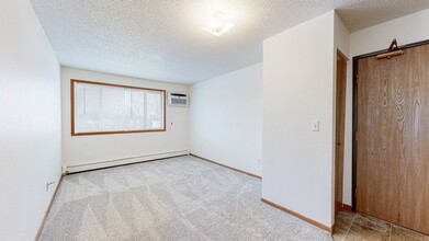 1021 6th Avenue S. in St. Cloud, MN - Building Photo - Interior Photo