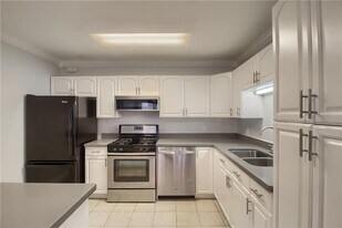1304 Summit St, Unit 107 in Austin, TX - Building Photo
