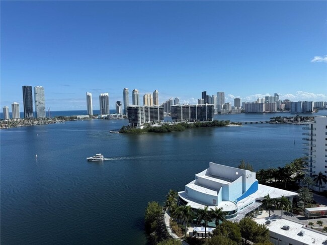3330 NE 190th St in Aventura, FL - Foto de edificio - Building Photo