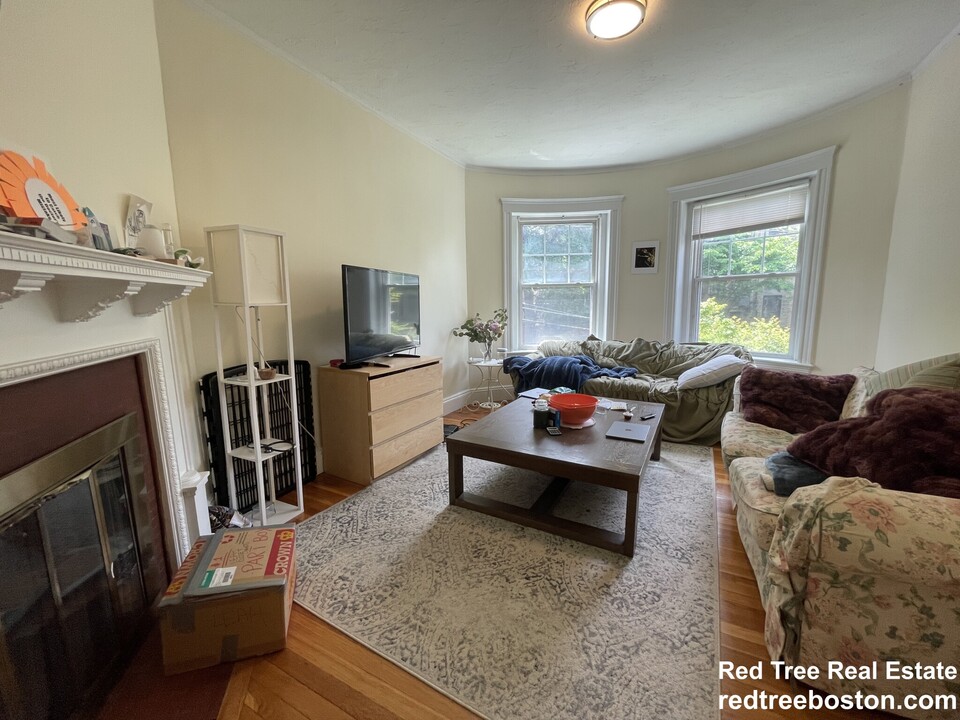 195 Winthrop Rd, Unit 3 in Brookline, MA - Building Photo