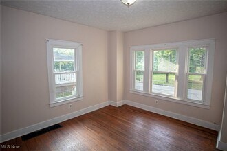 276 Wildwood Ave in Akron, OH - Building Photo - Building Photo
